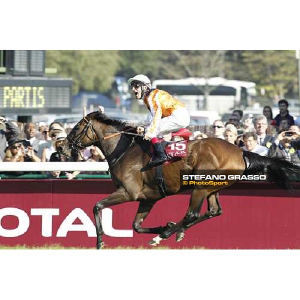 Andrasch Starke on Danedream wins the Qatar Prix de L\'Arc de Triomphe Paris-Longchamp racetrack, 2nd oct. 2011 ph.Stefano Grasso