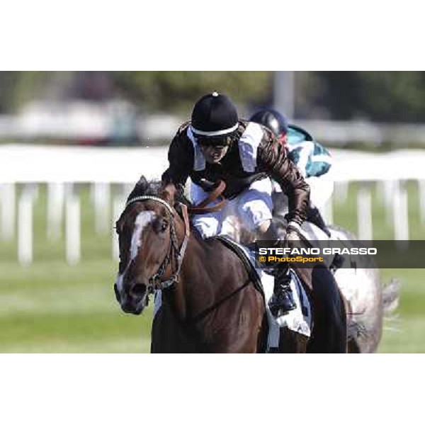 Mirco Demuro on Extra goes to win the Premio Romeo Miracoli Milano - San Siro racetrack, 9th oct. 2011 ph.Stefano Grasso