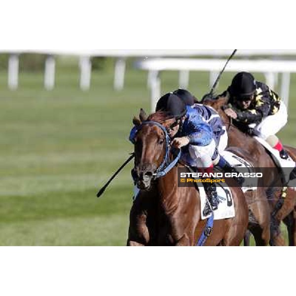 Aperegina goes to win the Premio Zambla Milano - San Siro racetrack, 9th oct. 2011 ph.Stefano Grasso