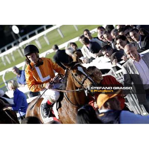 Mario Esposito on Temida returns back home after winning the Premio Verziere-Memorial Aldo Cirla Milano - San Siro racetrack, 9th oct. 2011 ph.Stefano Grasso