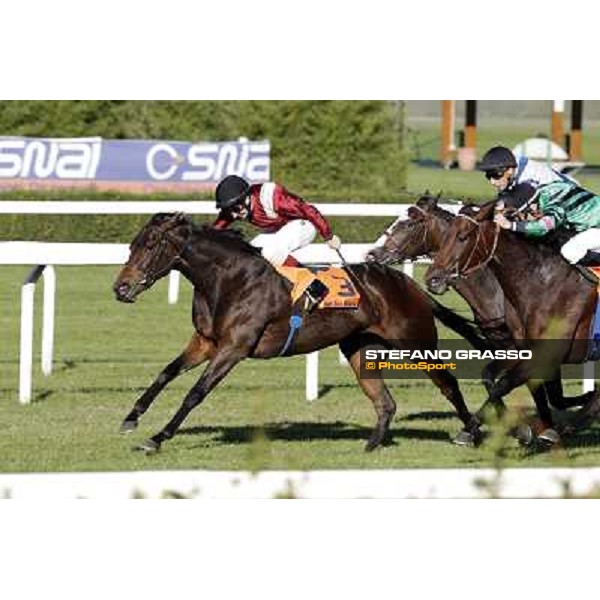 Martin Dwyer on Nayarra goes to win the Gran Criterium beating Lui e La Luna and Vedelago Milano - San Siro racetrack, 9th oct. 2011 ph.Stefano Grasso