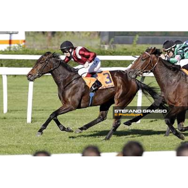 Martin Dwyer on Nayarra goes to win the Gran Criterium beating Lui e La Luna and Vedelago Milano - San Siro racetrack, 9th oct. 2011 ph.Stefano Grasso