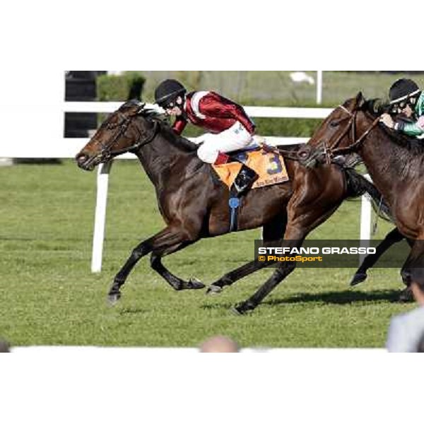 Martin Dwyer on Nayarra goes to win the Gran Criterium beating Lui e La Luna and Vedelago Milano - San Siro racetrack, 9th oct. 2011 ph.Stefano Grasso