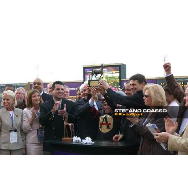 presentation of the trophy of Breeders\' Cup Classic -Frank Stronach, Javier Castellano and Bobby Frankel stand the trophy Dallas 30th october 2004 ph. Stefano Grasso
