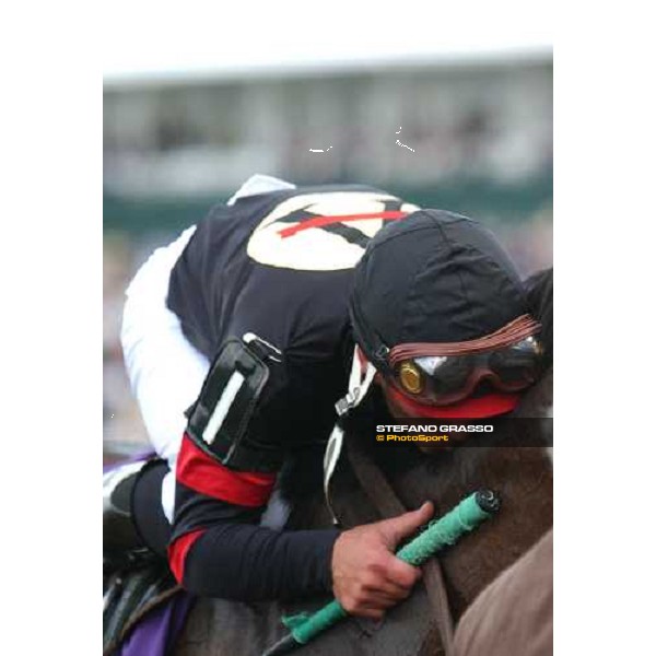 Javier Castellano kiss Ghostzapper after the triumph in the Breeders\' Cup Classic Dallas 30th october 2004 ph. Stefano Grasso