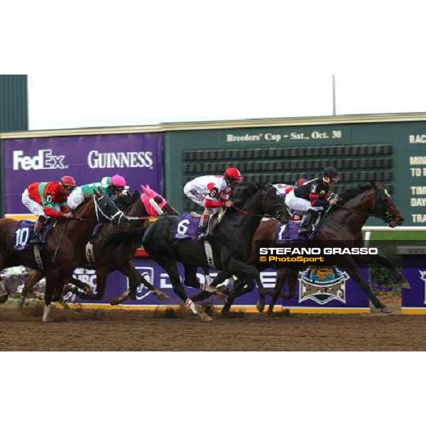 at teh first passage of Breeders\' Cup Classic, the winner Ghostzapper, leads the group Dallas 30th october 2004 ph. Stefano Grasso