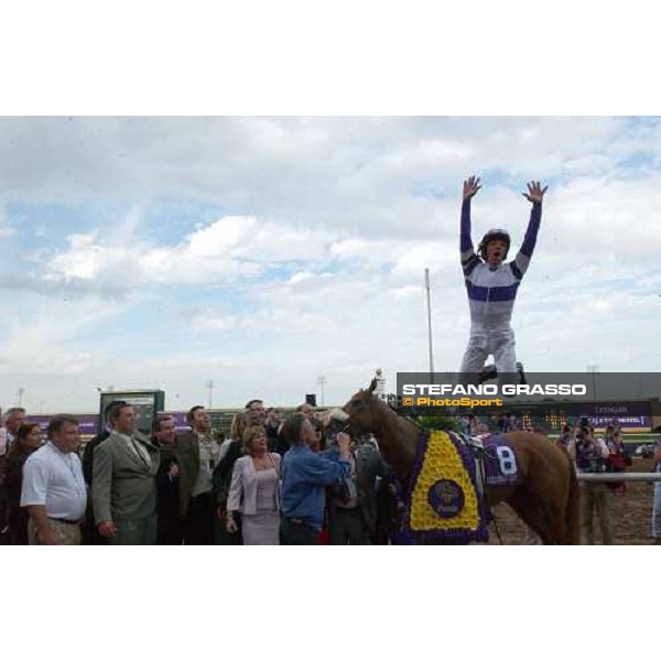 Frankie Dettori jumps from Wilko in the winner enclosure of Bessemer Trust Breeders\' Cup Juvenile Dallas 30th october 2004 ph. Stefano Grasso