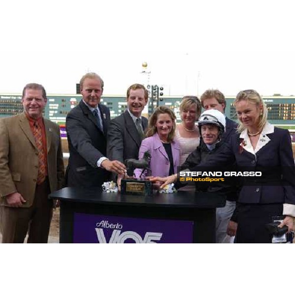 presentation of the trophy of Breeders\' Cup Filly and Mare Turf- Edward Dunlop, Lord Derby, Kieren Fallon and LAdy Derby at right Dallas 30th october 2004 ph. Stefano Grasso