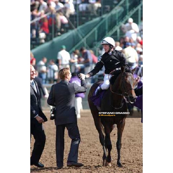 Lord Derby congratulates with Kieren Fallon winner with Ouija Board of Breeders\' Cup Filly and MAre Turf Dallas 30th october 2004 ph. Stefano Grasso