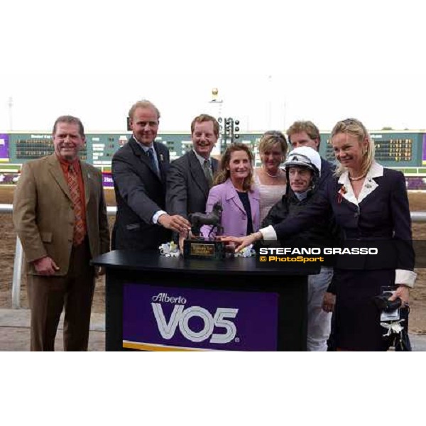 presentation of the trophy of Breeders\' Cup Filly and Mare Turf- Edward Dunlop, Lord Derby, Kieren Fallon and LAdy Derby at right Dallas 30th october 2004 ph. Stefano Grasso