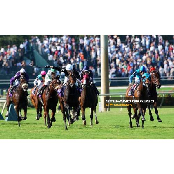 Kieren Fallon on Ouija Board (5) flyes towards the winning post of Breeders\' Cup Filly and Mare Turf Dallas 30th october 2004 ph. Stefano Grasso