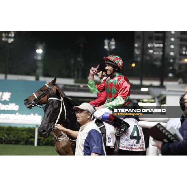 Frankie Dettori wins the Cathay Pacific International Jockeys\' Championship Hong Kong - Happy Valley racecourse, 7th dec. 2011 ph.Stefano Grasso