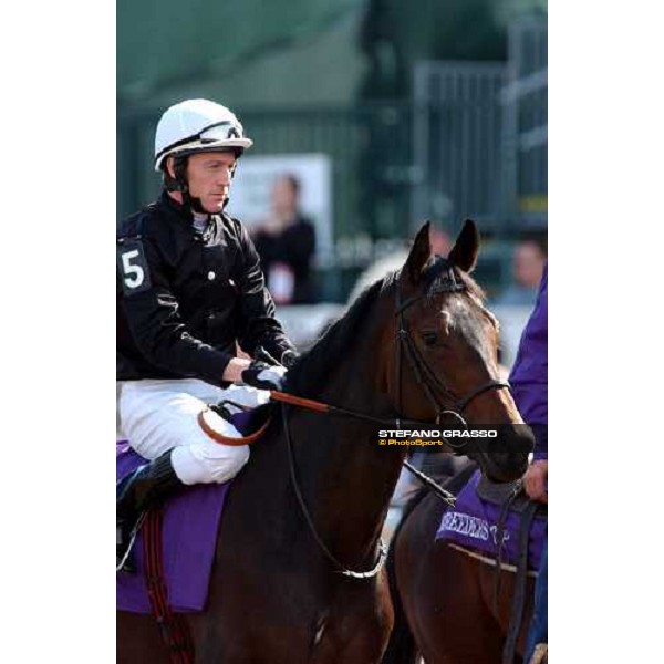 Kieren Fallon on Ouija Board parading in the Breeders\' Cup Filly and Mare Turf Dallas 30th october 2004 ph. Stefano Grasso