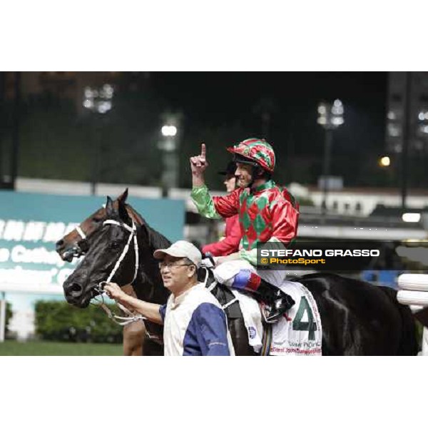 Frankie Dettori wins the Cathay Pacific International Jockeys\' Championship Hong Kong - Happy Valley racecourse, 7th dec. 2011 ph.Stefano Grasso