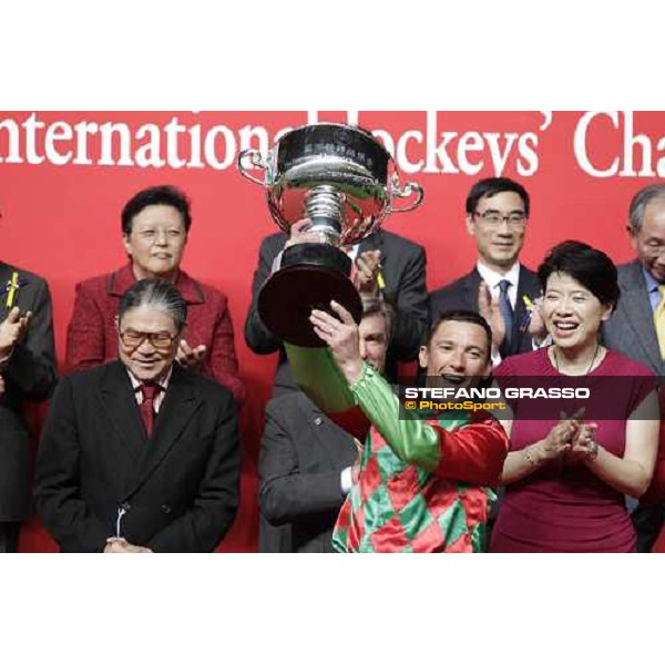 Frankie Dettori wins the Cathay Pacific International Jockeys\' Championship Hong Kong - Happy Valley racecourse, 7th dec. 2011 ph.Stefano Grasso