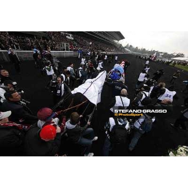 91° Prix d\'Amérique Marionnaud - Franck Nivard and Ready Cash parade after winning the 91° Prix d\'Amerique Paris - Vincennes racecourse , 29th january 2012 ph.Stefano Grasso