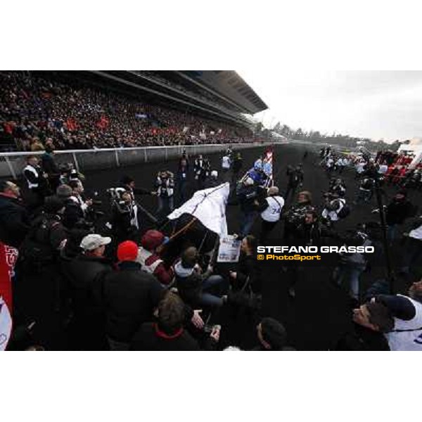91° Prix d\'Amérique Marionnaud - Franck Nivard and Ready Cash parade after winning the 91° Prix d\'Amerique Paris - Vincennes racecourse , 29th january 2012 ph.Stefano Grasso