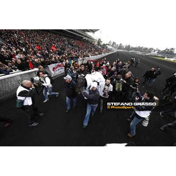 91° Prix d\'Amérique Marionnaud - Franck Nivard and Ready Cash parade after winning the 91° Prix d\'Amerique Paris - Vincennes racecourse , 29th january 2012 ph.Stefano Grasso