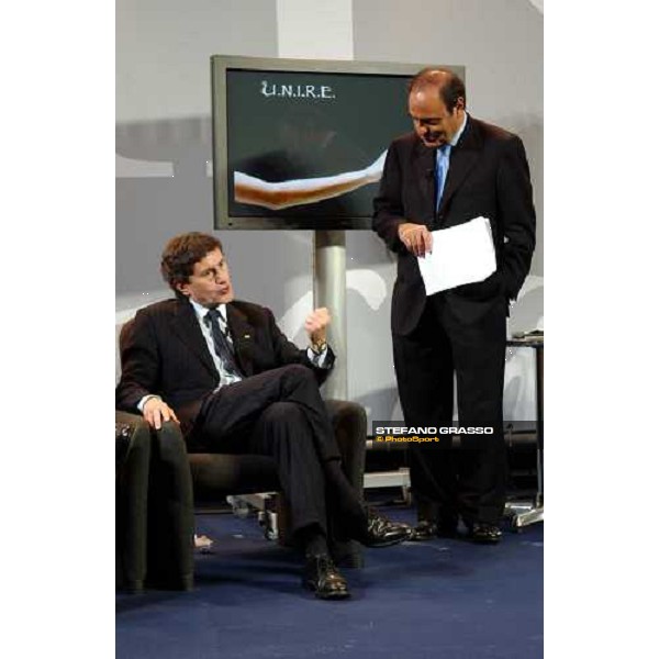 talk show l\' Eccellenza dell\'allevamento italiano - Fiera Cavalli 2004- il Ministro delle Politiche Agricole on. Gianni Alemanno e il dott. Bruno Vespa Verona, 6 ottobre 2004 ph. Stefano Grasso
