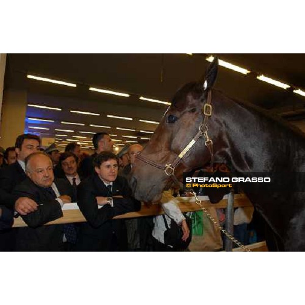 Fiera Cavalli 2004- il Ministro delle Politiche Agricole on. Gianni Alemanno ammira Varenne, con al suo fianco l\' on. Mario Masini e il dott. Franco Panzironi Verona, 6 ottobre 2004 ph. Stefano Grasso