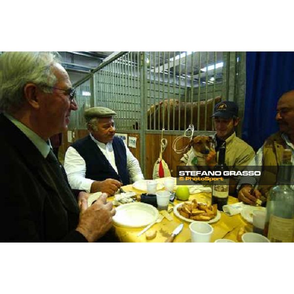 lo stand degli amici Antonio e Federico Di Sacco con i cavali T.P.R. di San Rossore Fiera Cavalli 2004 Verona, 6 ottobre 2004 ph. Stefano Grasso