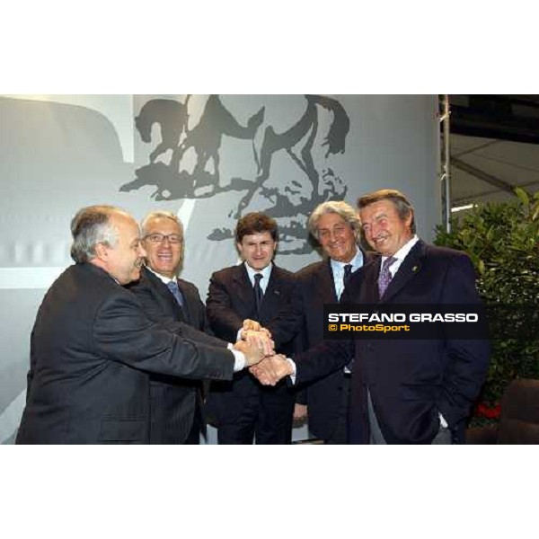 Fiera Cavalli 2004 -stretta di mano tra on. Alemanno, Ministro alle Politiche Agricole,dott. Matarrese, dott. Panzironi, dott. Cazzaniga e dott. Luciani Verona, 6 ottobre 2004 ph. Stefano Grasso