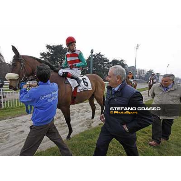 Mario Esposito on Smoking Joe returns home after winning the Premio Lodi Vecchio - close to him Alduino Botti followed by his brother Giuseppe Milano - San Siro racecourse,18th march 2012 ph.Stefano Grasso