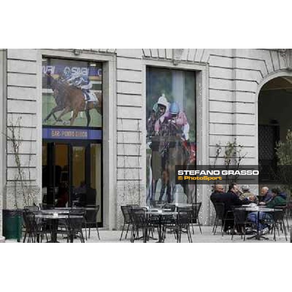 Racegoers at San Siro galopp Milano - San Siro racecourse,18th march 2012 ph.Stefano Grasso