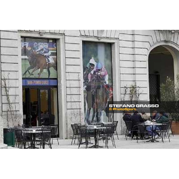 Racegoers at San Siro galopp Milano - San Siro racecourse,18th march 2012 ph.Stefano Grasso