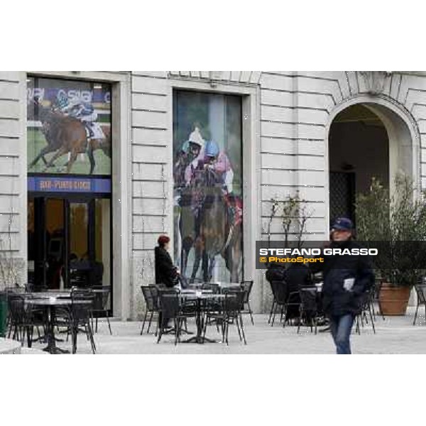 Racegoers at San Siro galopp Milano - San Siro racecourse,18th march 2012 ph.Stefano Grasso