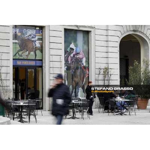 Racegoers at San Siro galopp Milano - San Siro racecourse,18th march 2012 ph.Stefano Grasso