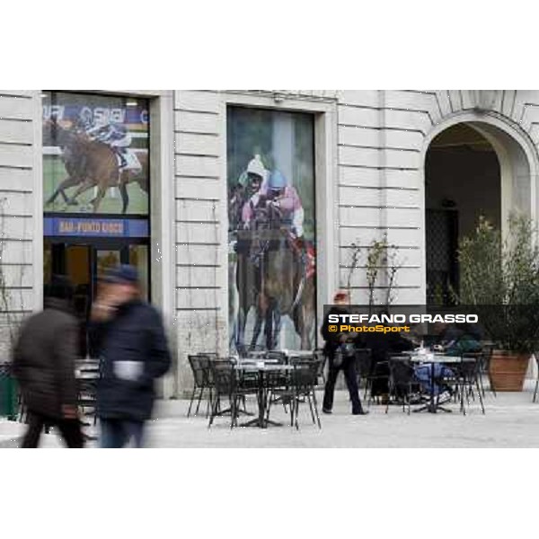 Racegoers at San Siro galopp Milano - San Siro racecourse,18th march 2012 ph.Stefano Grasso