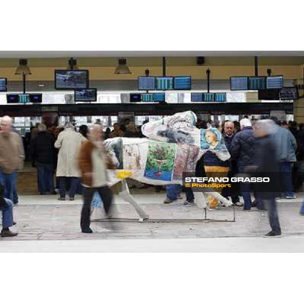 Racegoers at San Siro galopp Milano - San Siro racecourse,18th march 2012 ph.Stefano Grasso