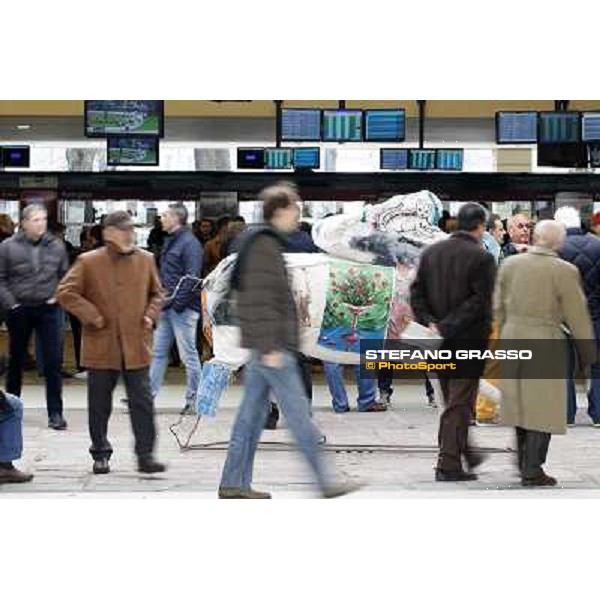 Racegoers at San Siro galopp Milano - San Siro racecourse,18th march 2012 ph.Stefano Grasso