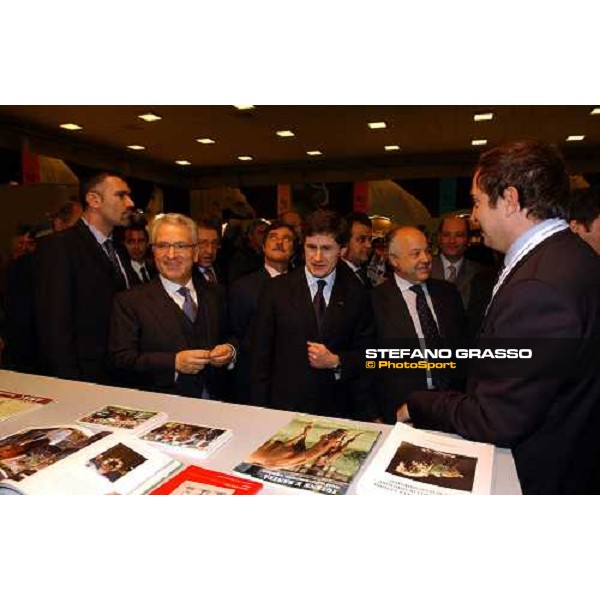 Fiera Cavalli 2004- l\'on. Giovanni Alemanno, il dott, Matarrese, il dott. Panzironi e Stefano Luciani allo stand Anac Verona, 6 ottobre 2004 ph. Stefano Grasso