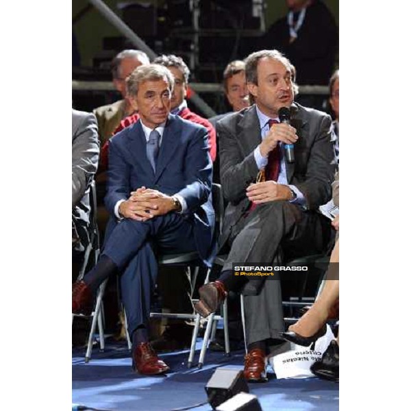 Fiera Cavalli 2004 - dott. Maurizio Ughi, Presidente Snai e dott. Giorgio Sandi, Amministratore delegato Sisal talk show -\' l\'allevamento italiano di eccellenza. Il cavallo: fattore trainante di sviluppo economico\' Verona, 6 ottobre 2004 ph. St