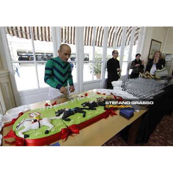 Dario Vargiu cutting the cake at the opening day at San Siro galopp Milano - San Siro racecourse,18th march 2012 ph.Stefano Grasso