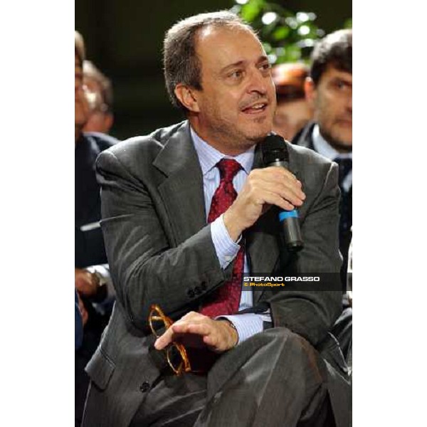 Fiera Cavalli 2004 - dott. Giorgio Sandi, Amministratore delegato Sisal talk show -\' l\'allevamento italiano di eccellenza. Il cavallo: fattore trainante di sviluppo economico\' Verona, 6 ottobre 2004 ph. Stefano Grasso