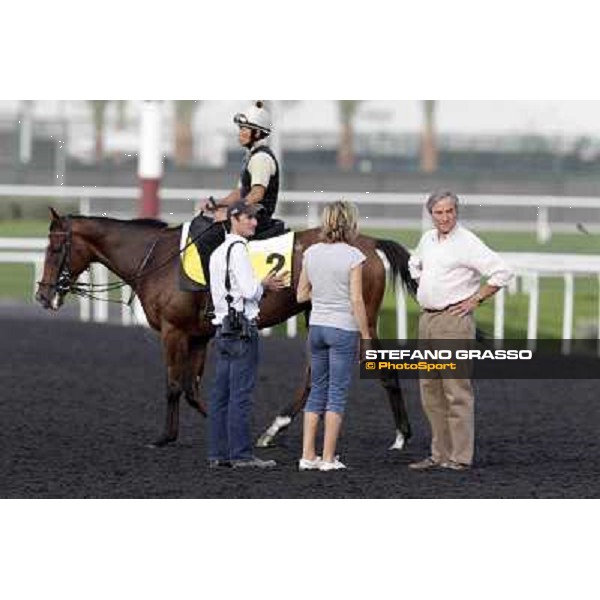 a caress to Presvis by Sara Cumani - close to them Luca Cumani Meydan - morning track works Dubai, 29th march 2012 ph.Stefano Grasso