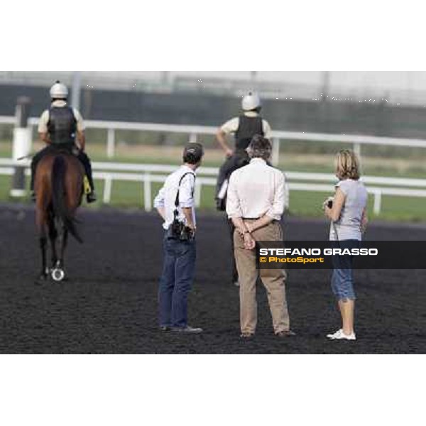 a caress to Presvis by Sara Cumani - close to them Luca Cumani Meydan - morning track works Dubai, 29th march 2012 ph.Stefano Grasso