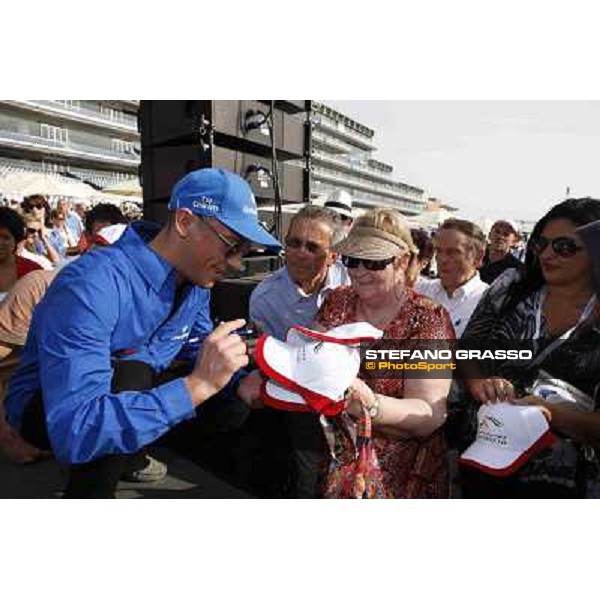 Frankie Dettori signs autographs Dubai, Meydan racecourse - 29th march 2012 ph.Stefano Grasso