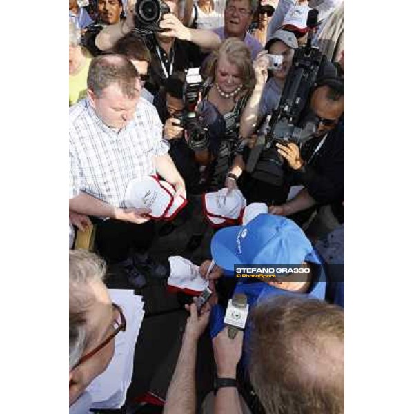 Frankie Dettori signs autographs Dubai, Meydan racecourse - 29th march 2012 ph.Stefano Grasso