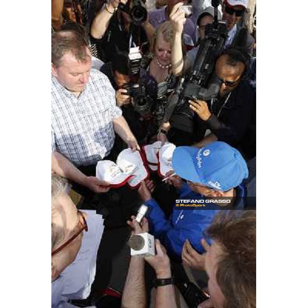 Frankie Dettori signs autographs Dubai, Meydan racecourse - 29th march 2012 ph.Stefano Grasso