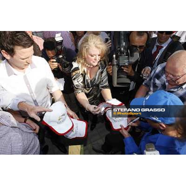 Frankie Dettori signs autographs Dubai, Meydan racecourse - 29th march 2012 ph.Stefano Grasso