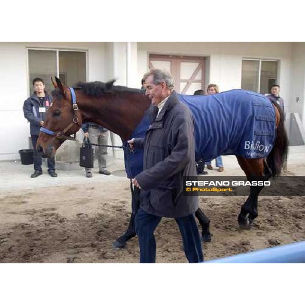 Clive Brittain leads Warrsan round the stable block at Fuchu racecourse, Pic Bill Selwyn 24-11-04