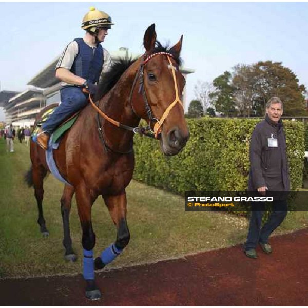 Warrsan, Des Reap up, with trainer, Clive Brittain (rt) at Fuchu today pic Bill Selwyn 26-11-04