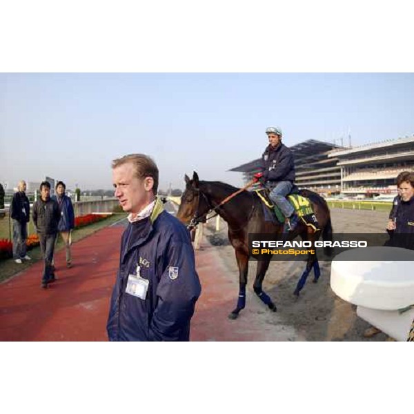Trainer Richard Gibson with Lune D\'Or this morning at Fuchu pic Bill Selwyn 26-11-04
