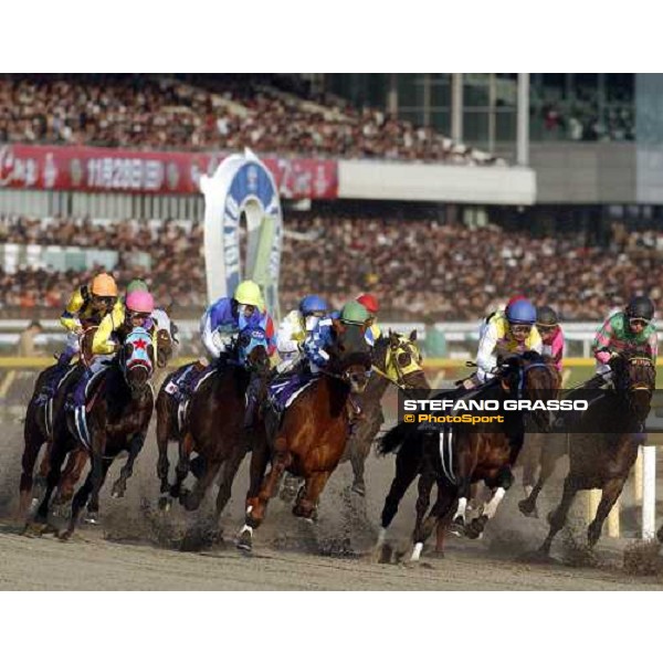 Time Paradox (far left) on way to winning the Japan Cup dirt 28-11-04