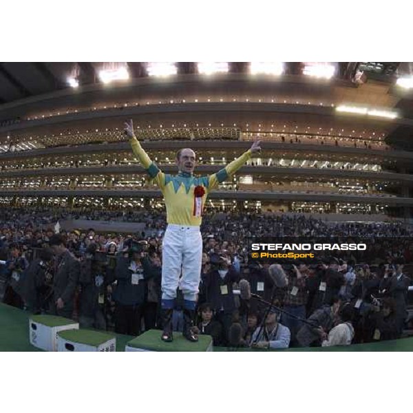 Peslier wins in Japan pic Bill Selwyn 28-11-04