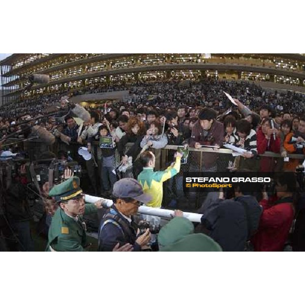 Peslier signs autographs after the Japan Cup pic Bill Selwyn 28-11-04